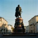 Памятник Петру Первому в Туле меняется в течение дня на фото